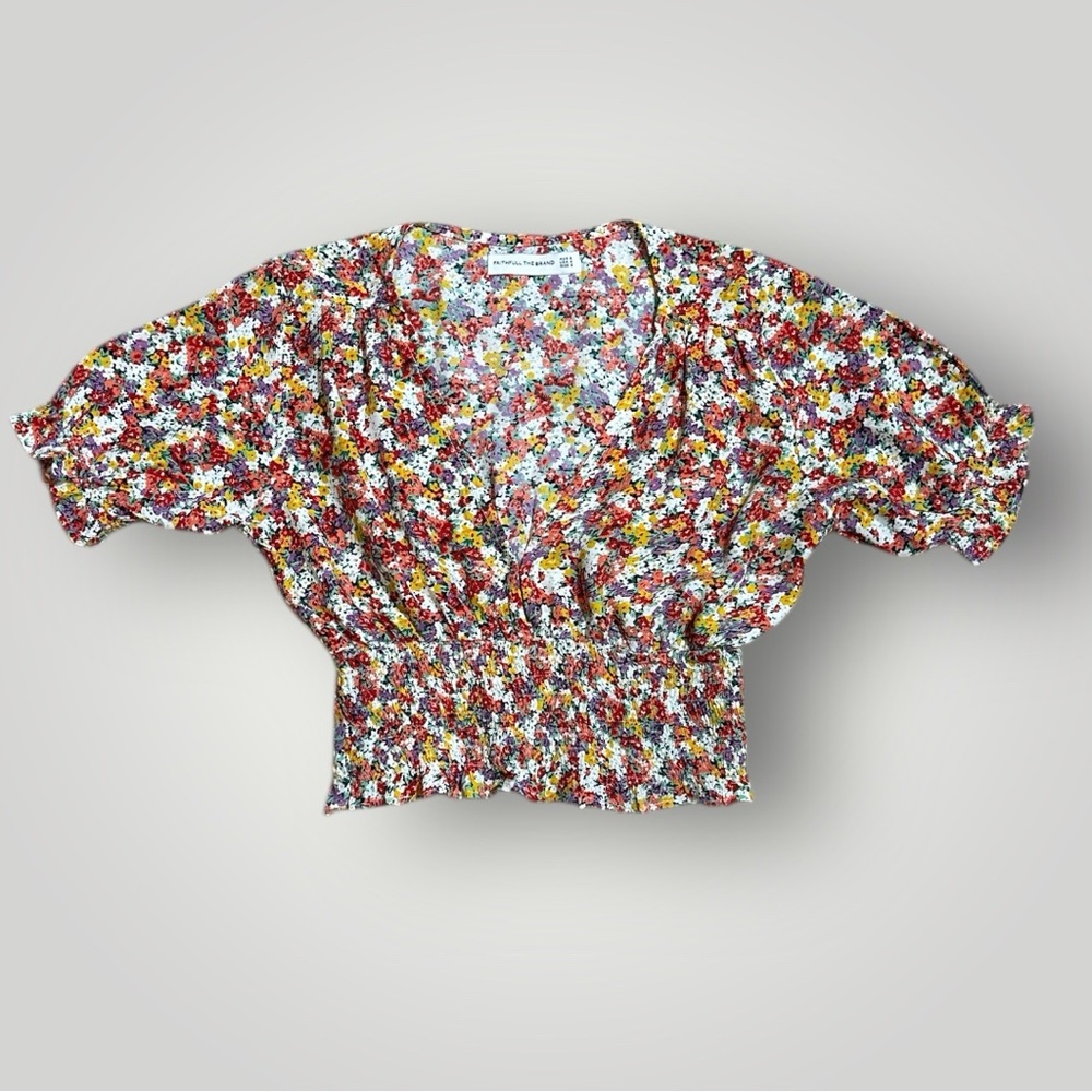 Faithfull the Brand Floral
Smocked Crop Top Puff Sleeve
Rayon Size Small
